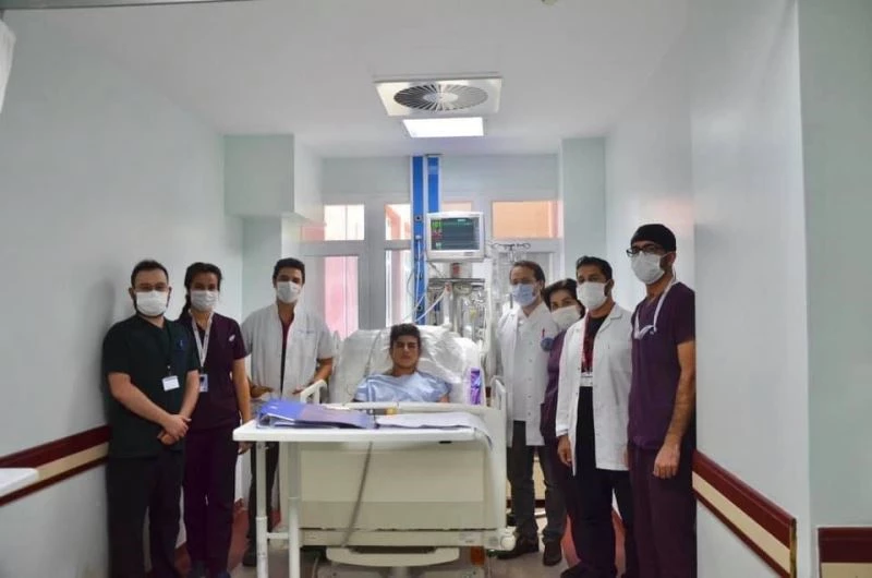 Elektrik akımına kapılan genç doktorların çabası ile ölümden döndü
