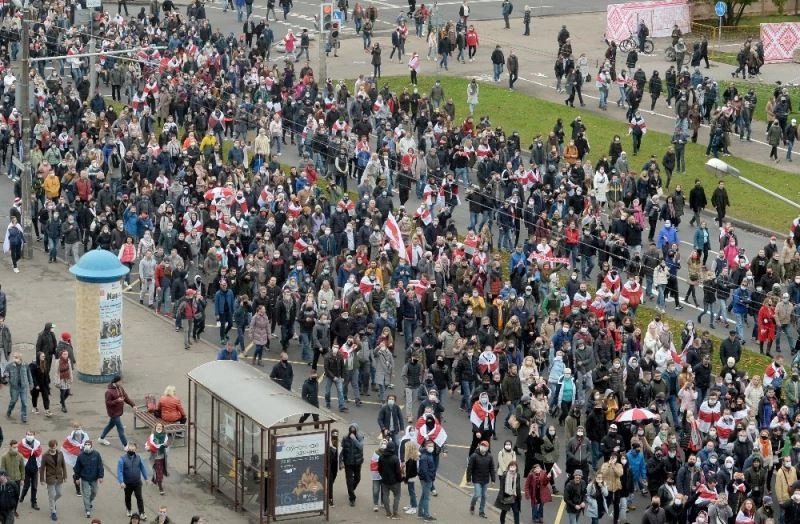 Lukaşenko’ya verilen istifa süresinin dolması ile Belarus sokakları yeniden karıştı
