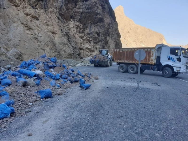 Zap Suyu çevresi çöplerden arındırıldı
