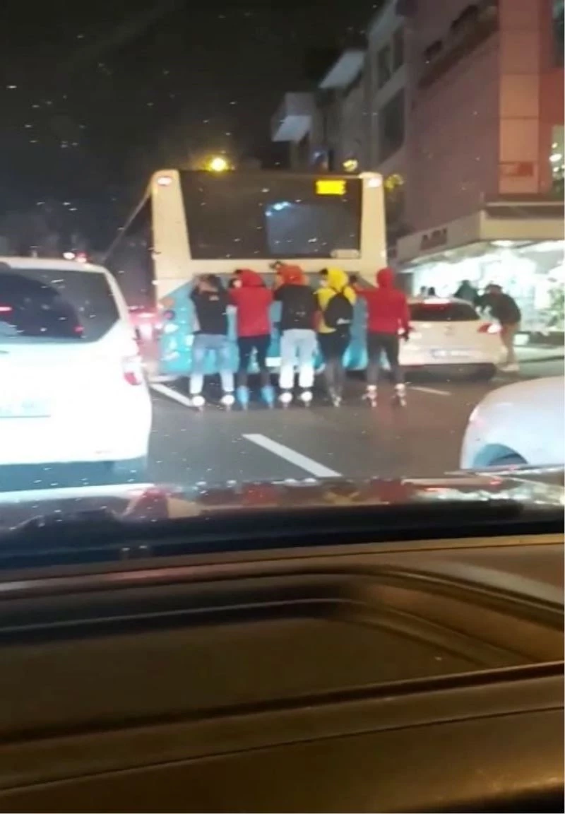 (Özel) İstanbul’da patenli ve motosikletli gençlerin tehlikeli yolculukları kamerada
