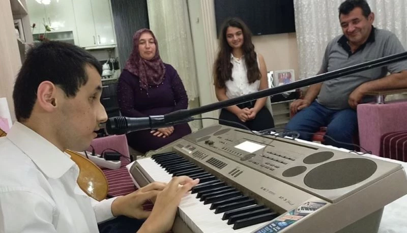 Engelli genç müzik tutkusuyla hayata bağlandı
