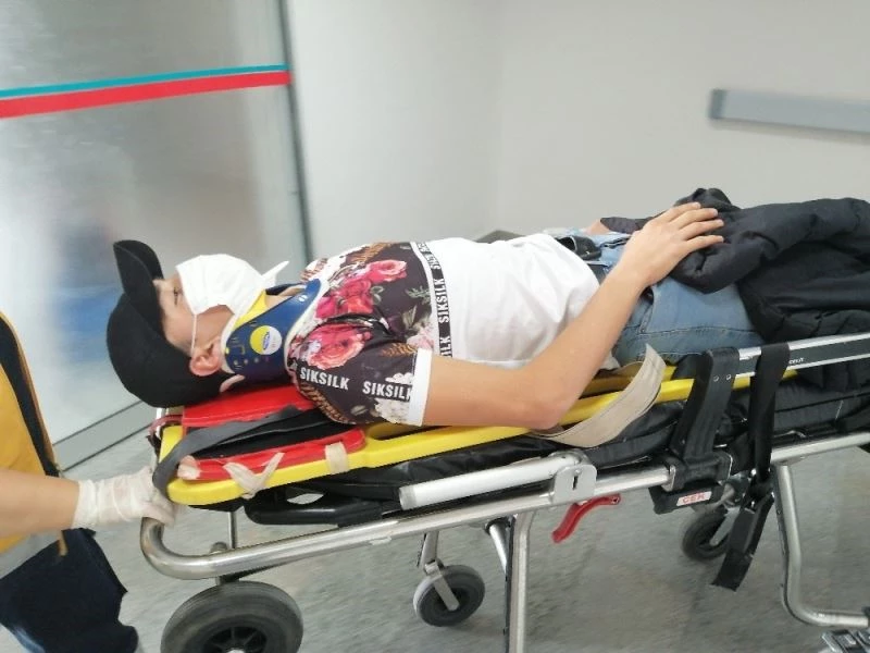 Rot arızası yapan otomobil yoldan çıktı: 2 yaralı
