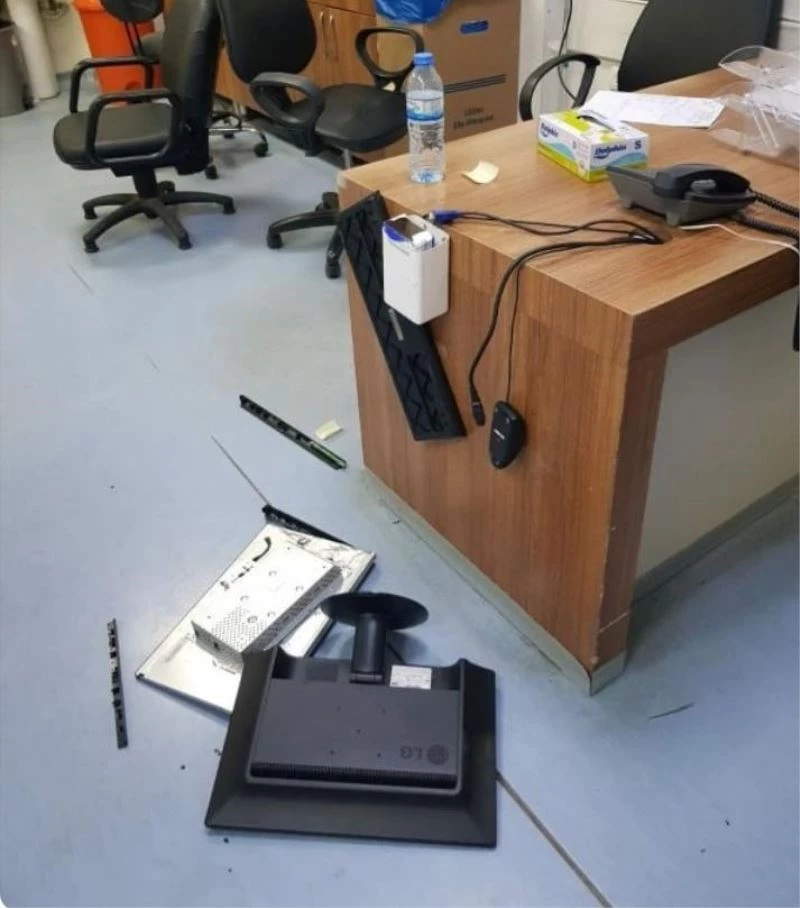 Hastaneye gelen genç kız, doktora kızıp masasını dağıttı
