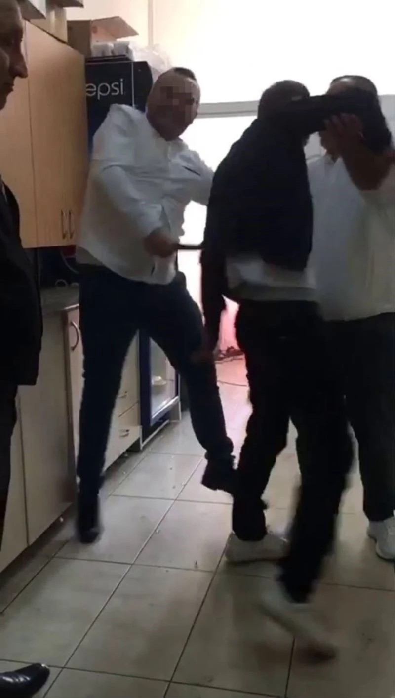 (Özel) İstanbul’da telefonla taciz iddiasına sopalı dayak kamerada
