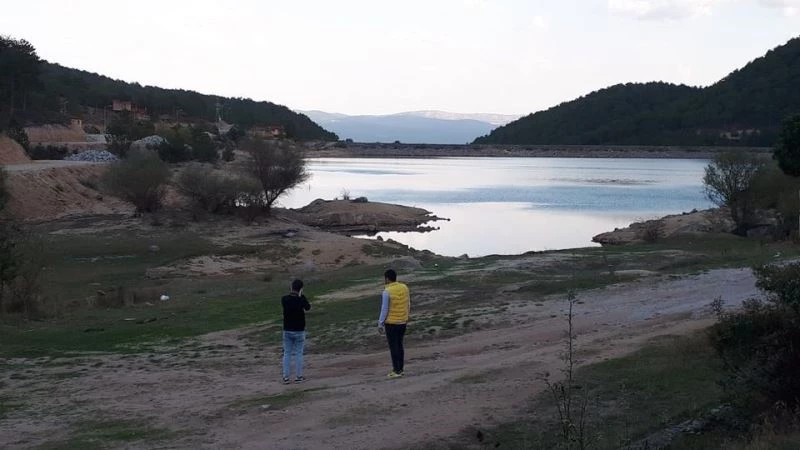 Tahtalı Yaylası bungalov evleri, göledi ve ormanıyla eşsiz bir manzara sunuyor
