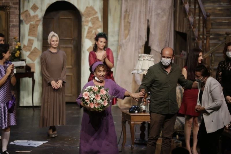 Kadife Çiçekleri oyunu seyirciyle buluştu
