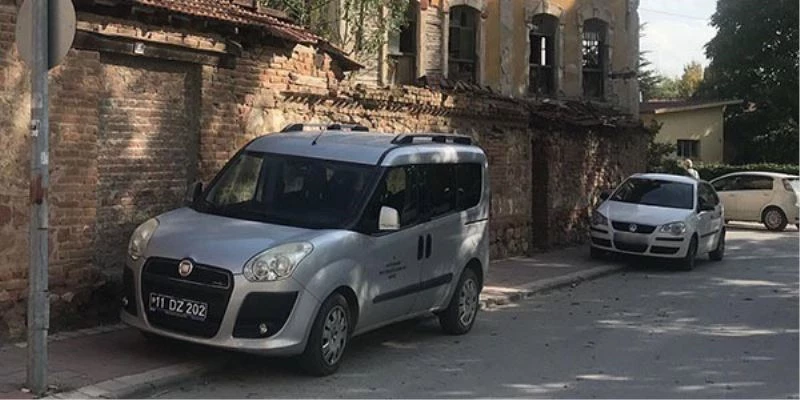 Kaldırımları yayalardan çok araçlar kullanıyor
