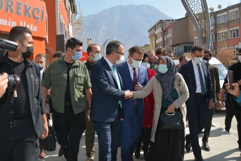 Bakan Kasapoğlu: “Yarınların yıldızlarını yetiştirecek bir Hakkari ile dünyaya terörden, kandan beslenenlere de aynı şekilde bir mesajın da buradan verileceğine inanıyoruz”

