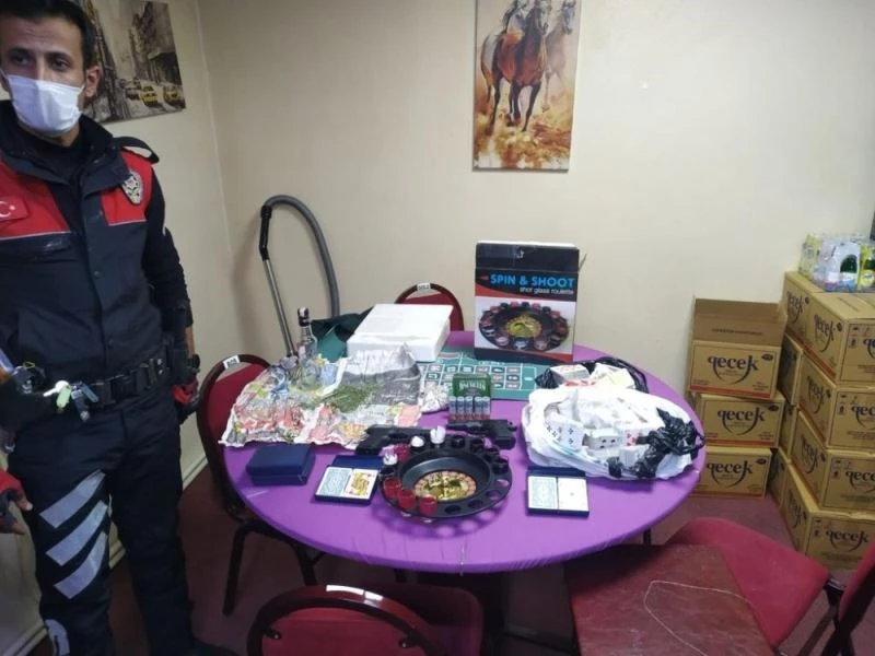 Şüpheli şahsın takibi sonucu girilen dernek binasında silah ve uyuşturucu ele geçirildi
