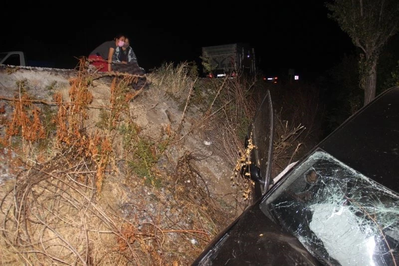 Tarlaya uçan araçtan kendi çabaları ile kurtulan yaralı kadın tir tir titredi
