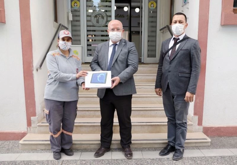 Temizlik işçilerinden eğitime destek
