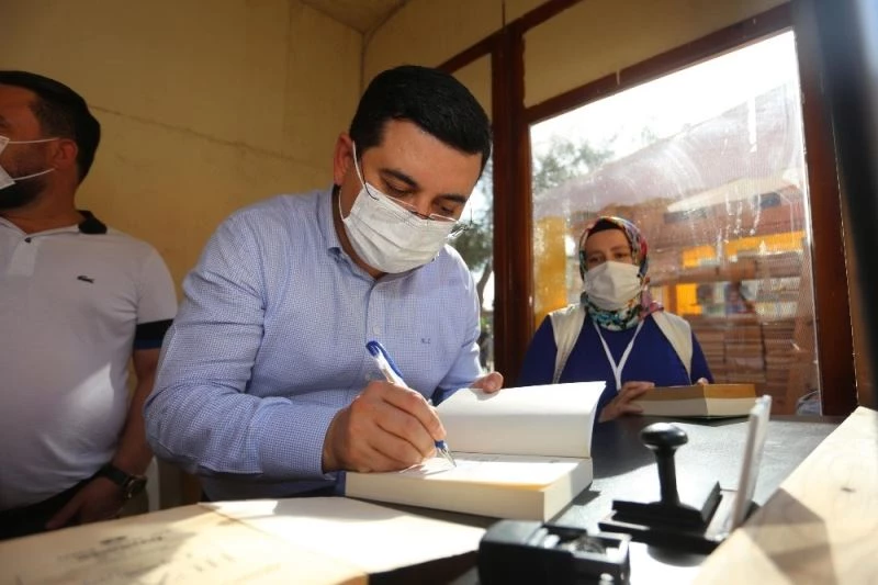 Tütüncü’den Cemil Meriç Kitaplığı’na kitap bağışı
