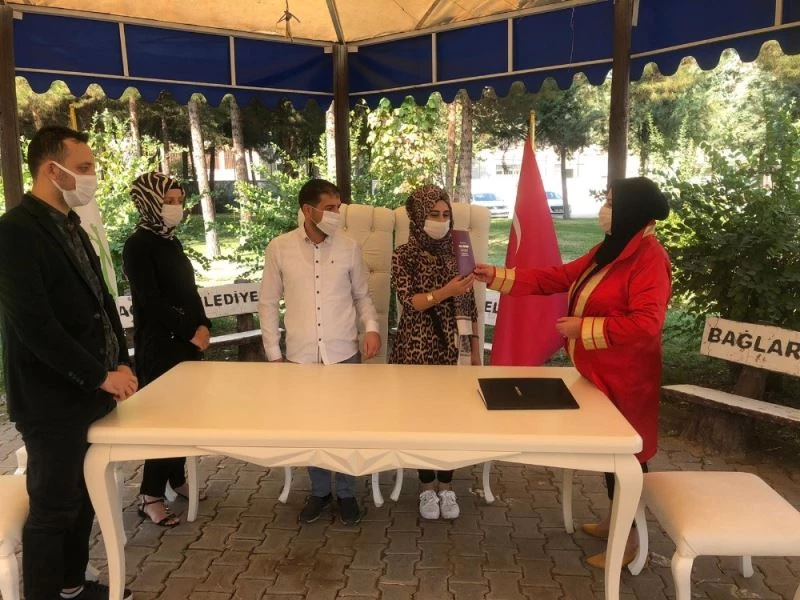 Pandemi dönemi evlilik işlemlerine engel olmadı
