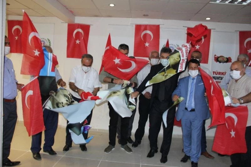 Macron ve Wilders’in posterleri yırtıldı
