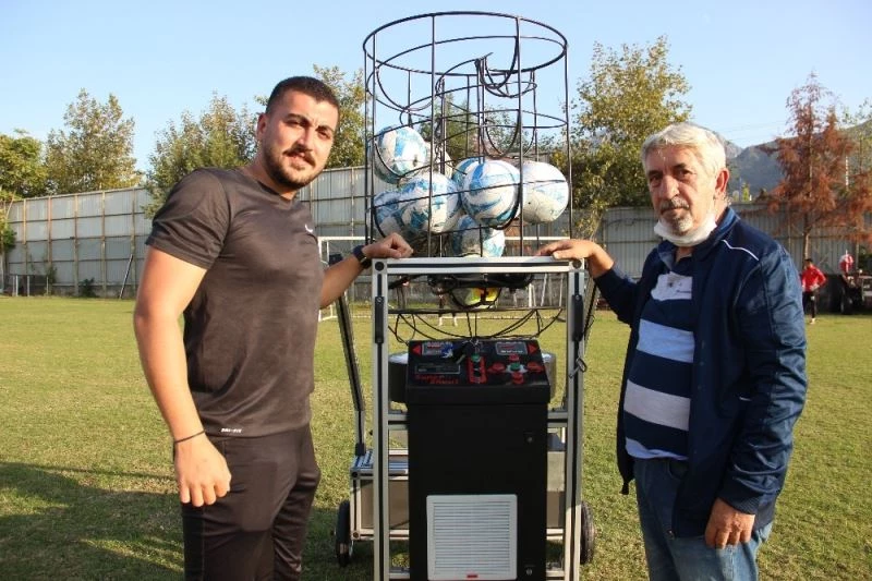 Eski futbolcudan yerli ’top atma makinesi’
