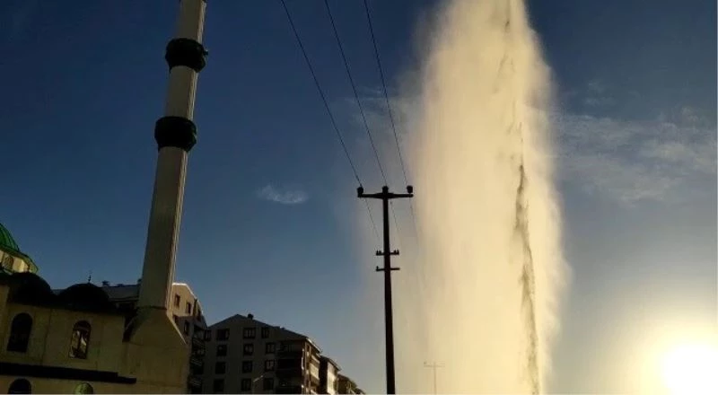 Su borusu patladı, tazyikli su cami minaresini aştı
