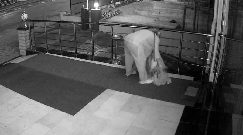 İşyerinin önündeki çiçek saksını boşaltıp alıp gitti
