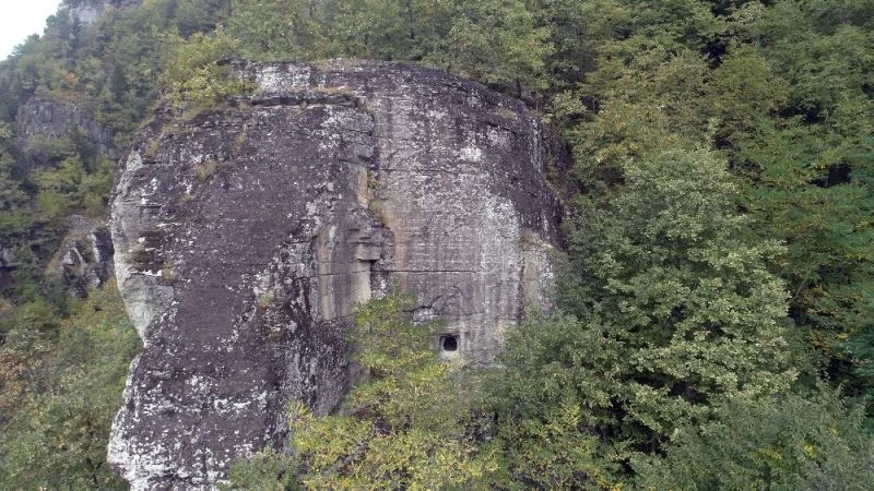 Kaya mezarları ve takım şelaleleri için turizm yolu
