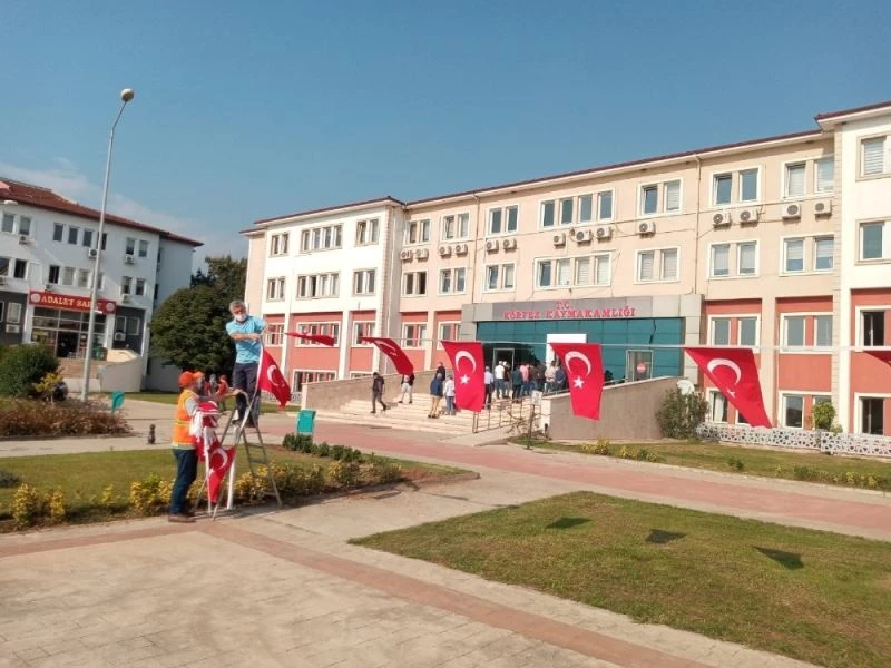 Körfez’de sokaklar ay-yıldızla süslendi
