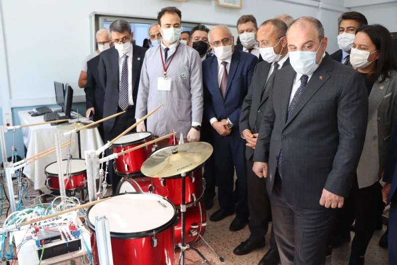 Bakan Varank, geleceğin mühendislerinin projelerini inceledi
