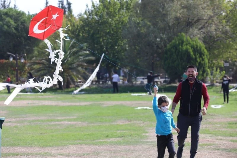 Bucalı çocuklar güzel havanın tadını uçurtmayla çıkardı
