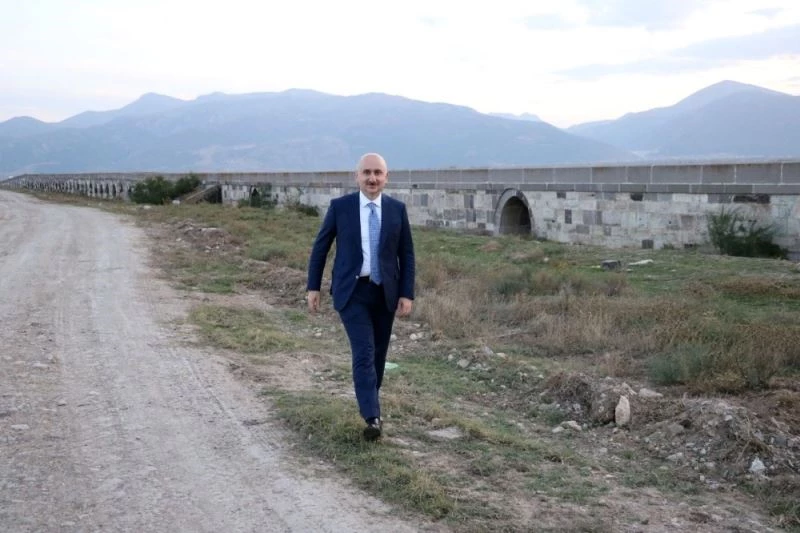 Bakan Karaismailoğlu, Afyonkarahisar’da tarihi köprüyü inceledi
