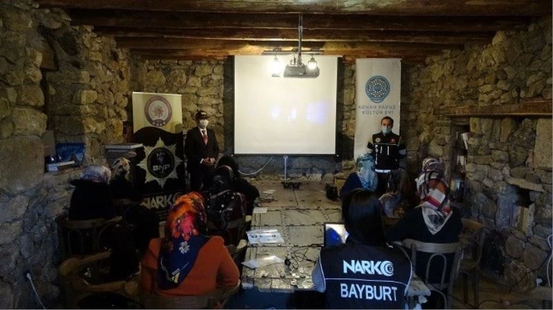 Bayburt’ta 98 anneye narkorehber eğitimi verildi
