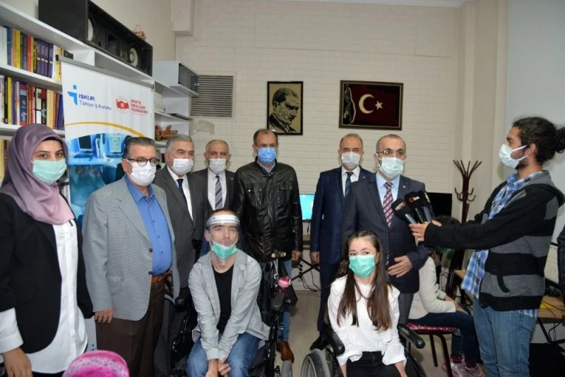 Engelliler bilgisayarları gözleri ile kullanıyor
