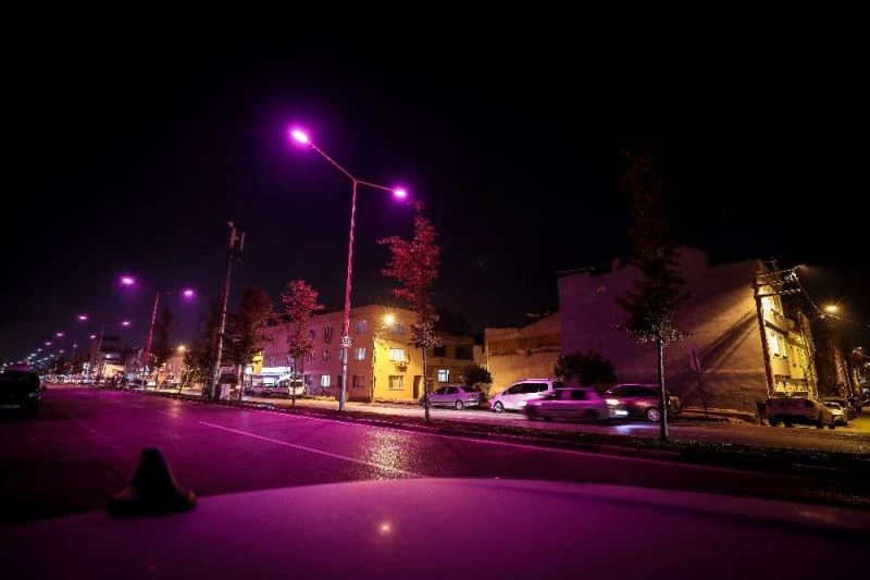 Sokak lambaları pembe yandı
