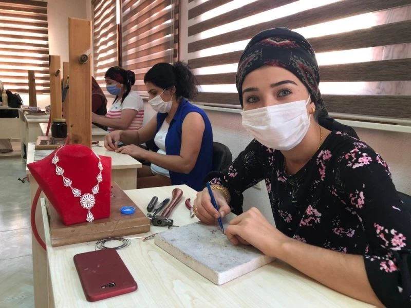 Kadınlar sanatla aile ekonomilerine katkı sağlıyor
