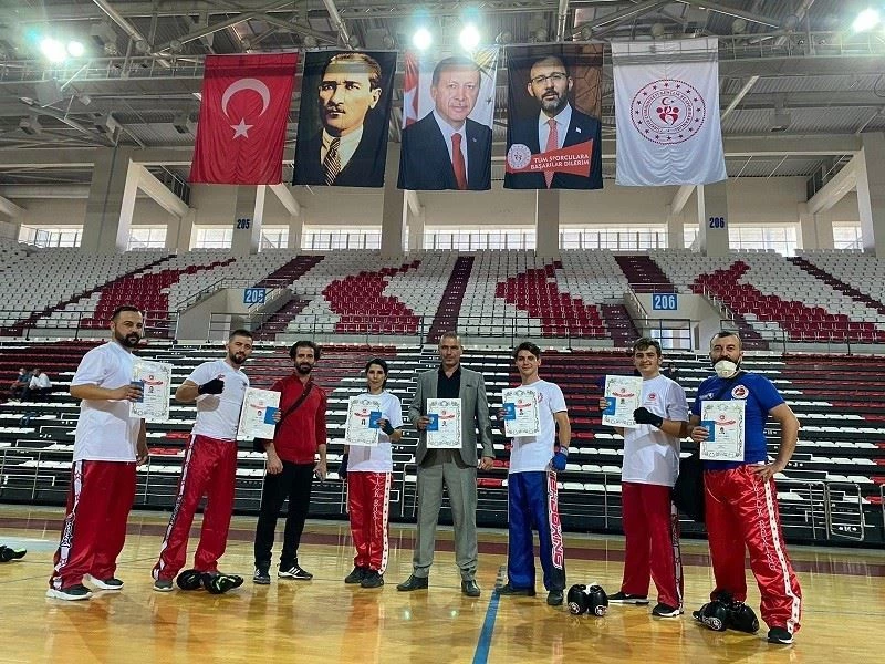 Eğirdir Belediyespor Kick Boks Kulübü sporcuları siyah kuşağa terfi etti
