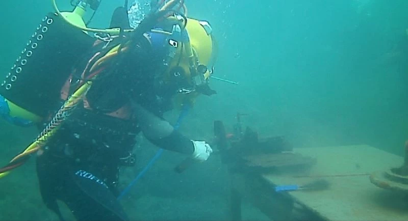 Suyun metrelerce altında ders görüyorlar
