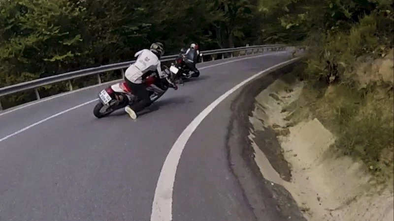 Kaza sonrası sürüklenen motosikletinin peşinden koştu
