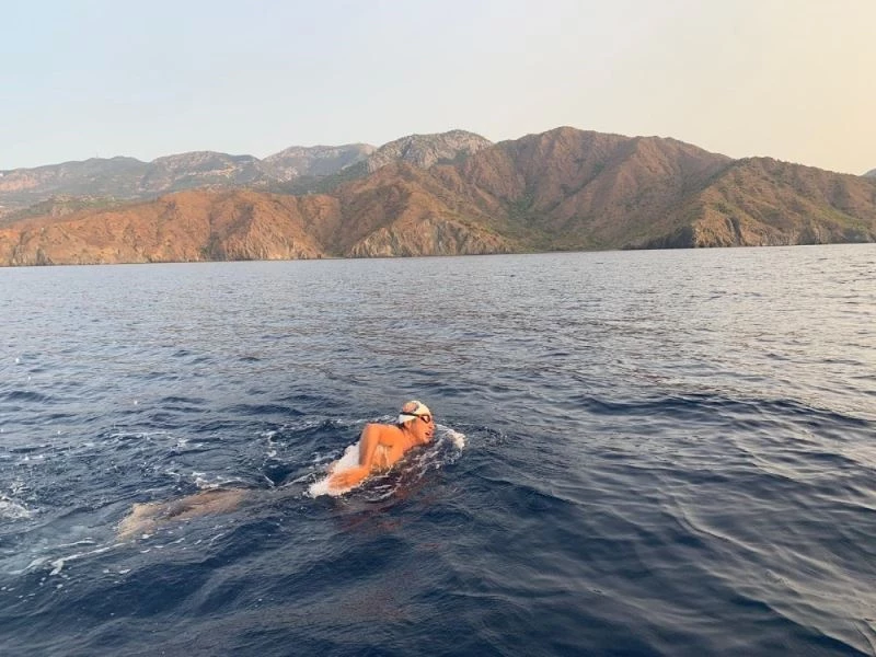 29 kilometrelik mesafeyi 12 saatte yüzdü
