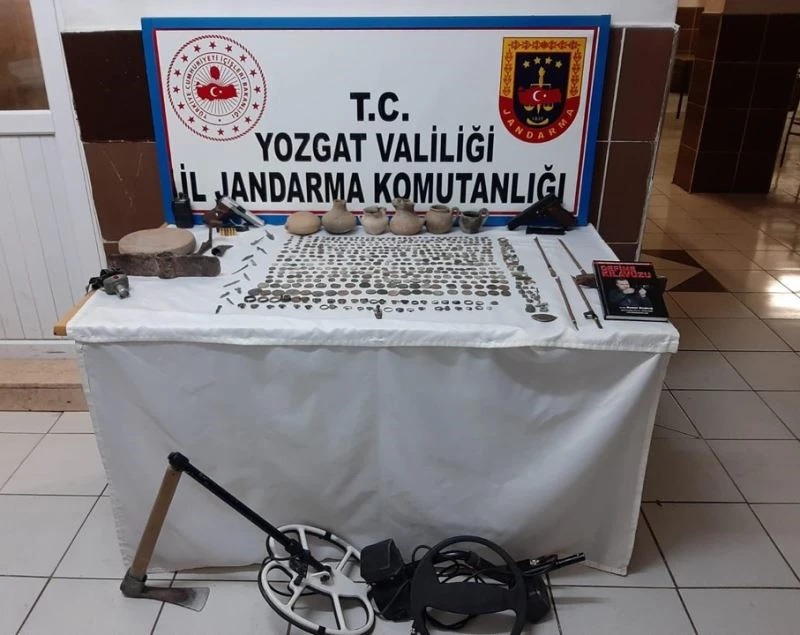 Tarihi eserlerin yanında bir de kılavuz ele geçirildi
