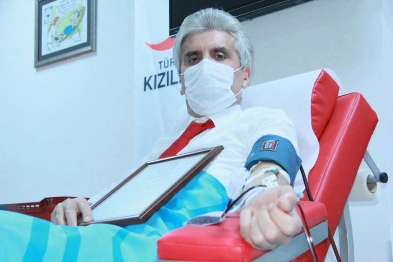 Ünlü estetikçi Hayati Akbaş plazma bağışı yaptı
