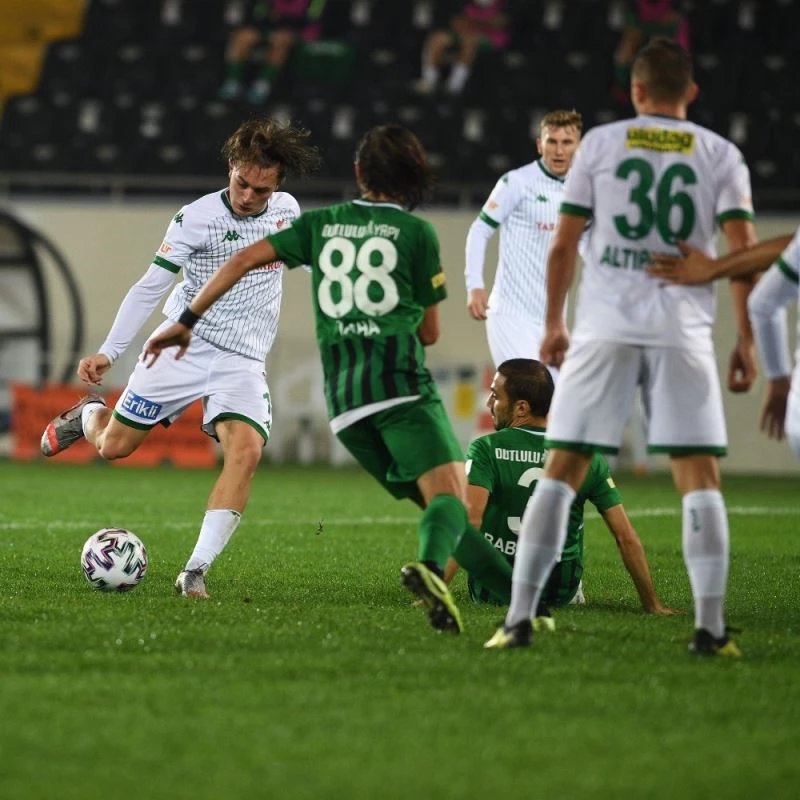 Bursaspor topu rakibe bırakıyor
