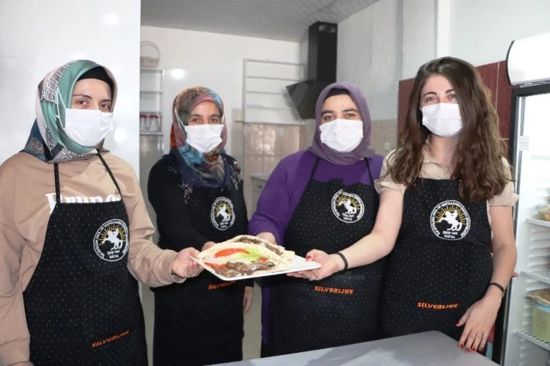 Üreten kadınlardan çocuklar için katkısız ’Anne Burger’

