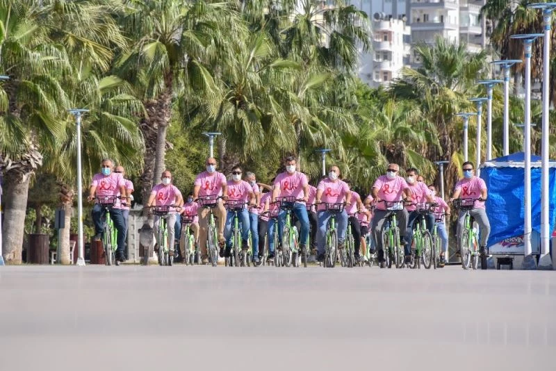 Meme kanserine dikkat çekmek için pembe tişört giyip pedal çevirdiler
