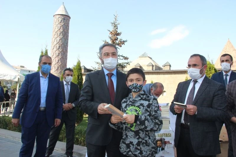 Erzurum İl Müftülüğü maske kuralına uyan çocuklara hediyeler dağıttı
