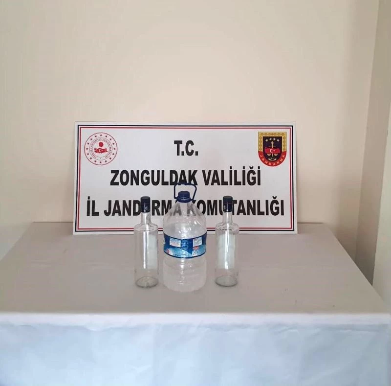 Sahte içki yaparken yakalandı, 2 litre içkiye el konuldu
