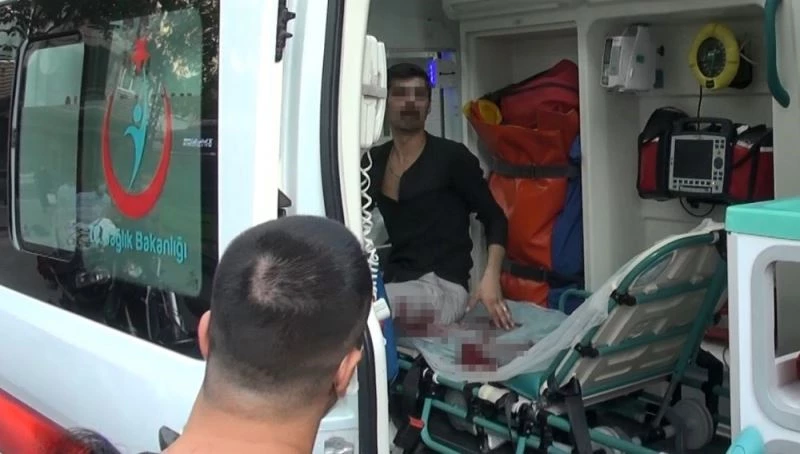 3 kişi tarafından bıçaklanan genç, fatura ödeme merkezine sığınarak kurtuldu
