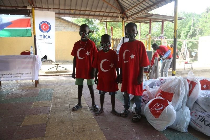 TİKA’dan Güney Sudanlı çocuklara malzeme yardımı
