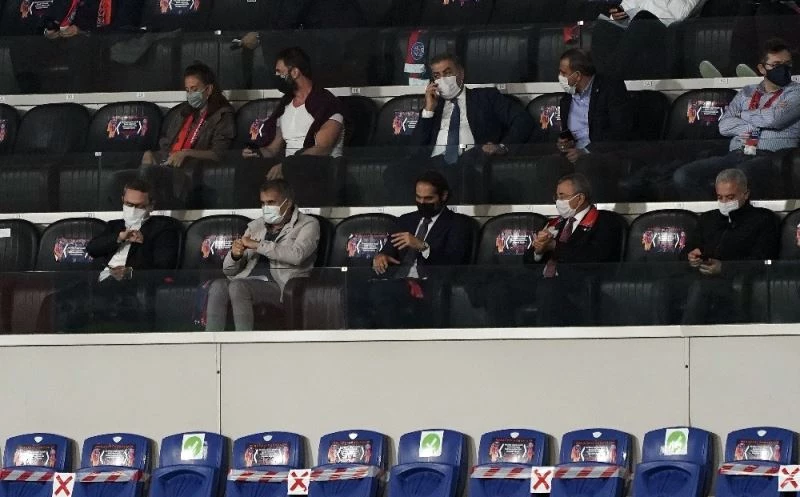 UEFA Şampiyonlar Ligi: Medipol Başakşehir: 0 - Paris Saint-Germain: 0 (Maç devam ediyor)
