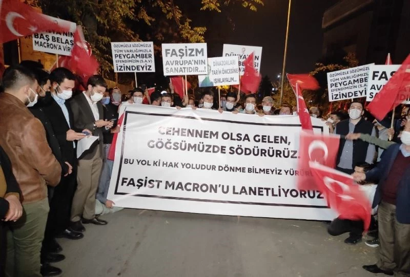 AK Parti Gençlik Kolları’ndan Fransa Büyükelçiliği önünde ’Charlie Hebdo’ protestosu
