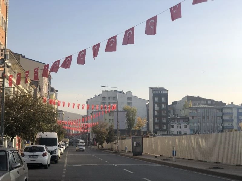Kars’ta caddeler bayraklarla donatıldı
