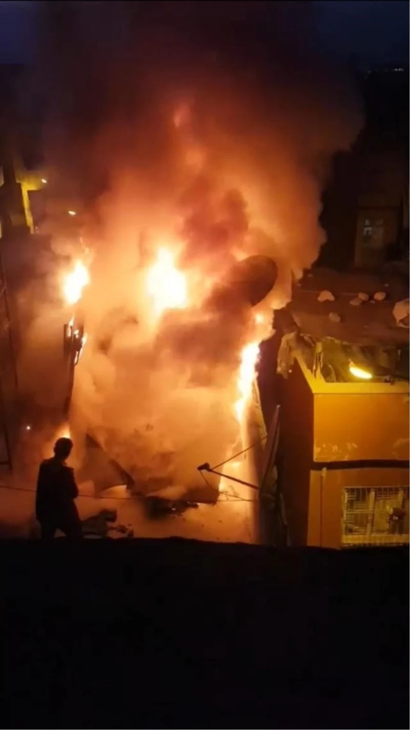 Evin odunluğunda çıkan yangın korkuttu
