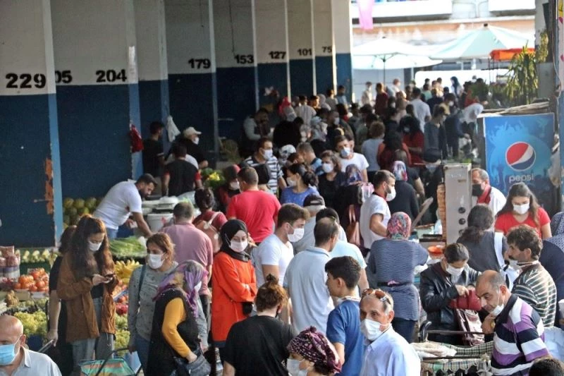 Antalya’da kapalı semt pazarında sosyal mesafe ‘sıfıra’ indi
