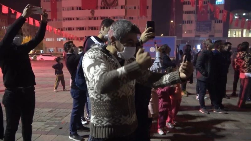 Mehter marşının ritmine kendini kaptırdı, hem oynadı hem de canlı yayınladı
