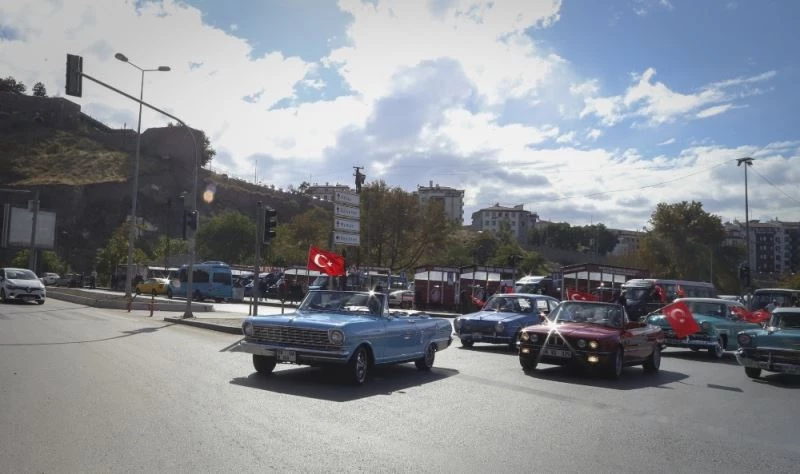 Başkent’te klasik otomobillerden “Cumhuriyet Bayramı” konvoyu
